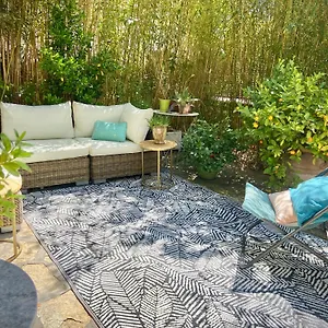 https://la-maison-bleue-molleges.fr-provencehotel.com